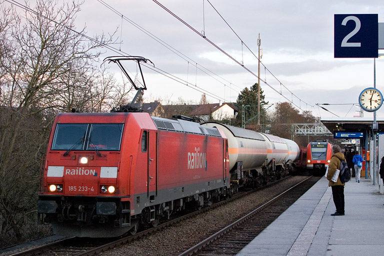 185 233 mit EK 56166 bei km 14,0 (M&auml;rz 2012)