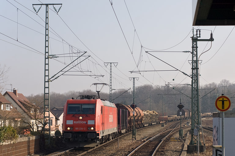 185 234 mit EZ 44696 bei km 16,8 (M&auml;rz 2012)