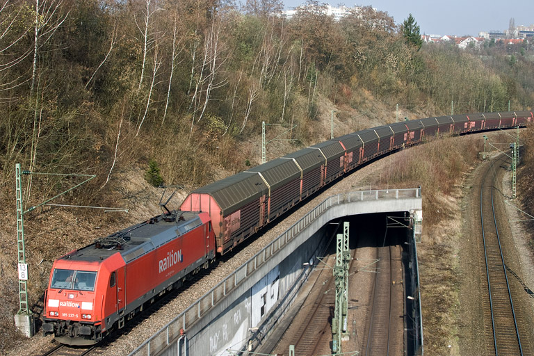 185 237 mit EK 56183 bei km 13,8 (M&auml;rz 2012)