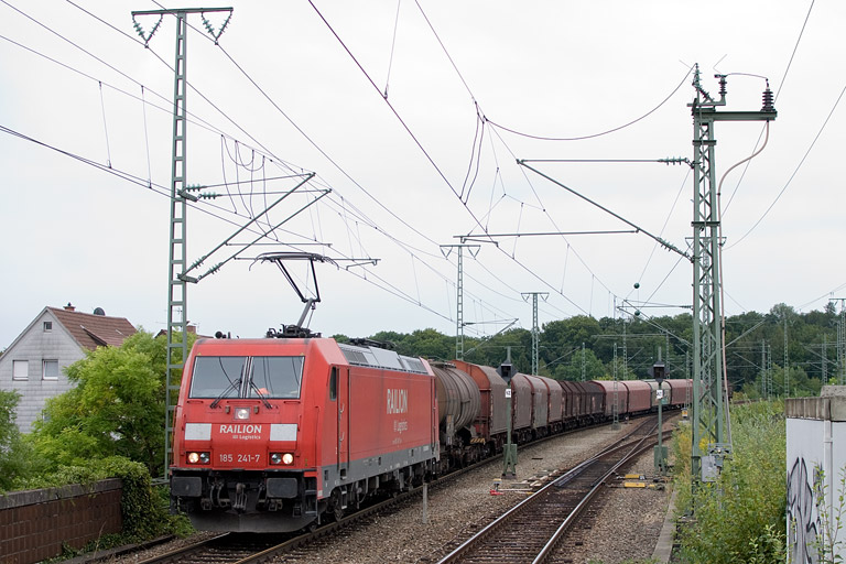 185 241 mit EZ 44696 bei km 16,8 (August 2012)