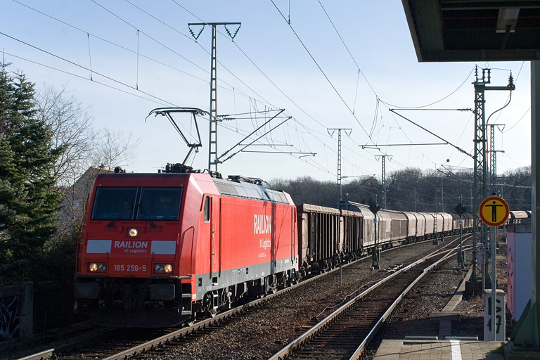 185 256 mit EZ 44696 bei km 16,8 (Januar 2012)