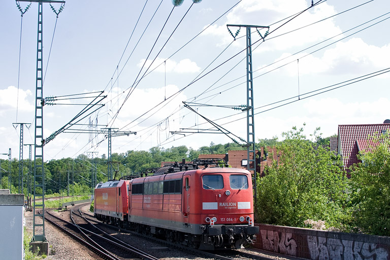 185 257 und 151 084 bei km 16,8 (Mai 2012)