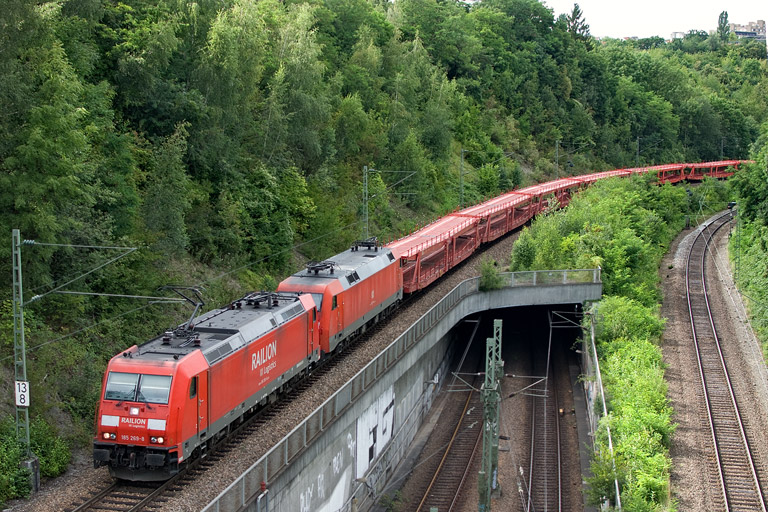 185 269 und 152 157 mit EK 56167 bei km 13,8 (August 2012)