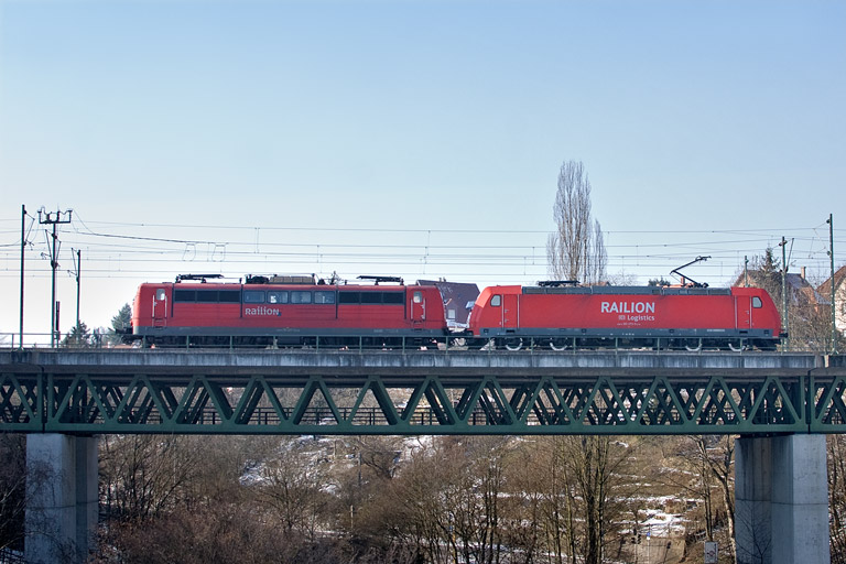 185 273 und 151 017 bei km 14,6 (Februar 2012)