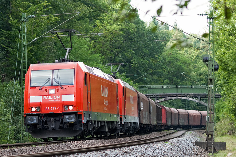 185 277 und 185 271 mit EZ 44691 bei km 11,6 (September 2012)