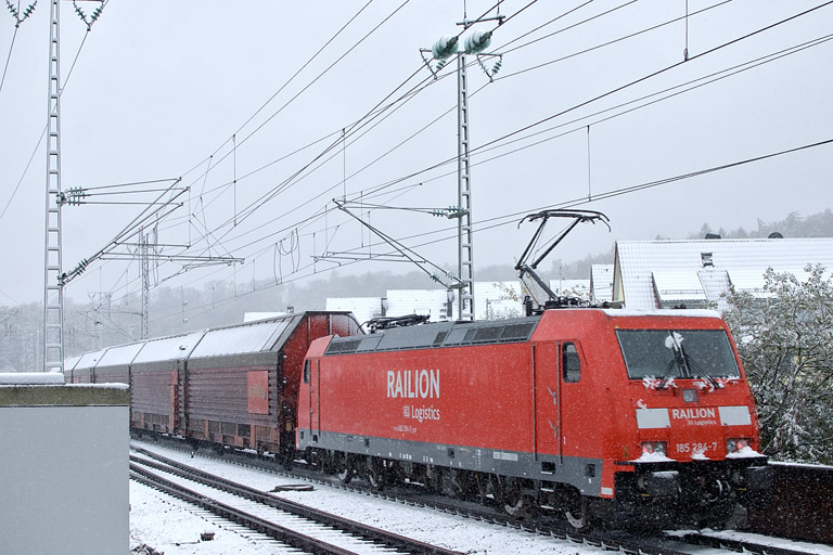 185 284 mit EK 56165 bei km 16,8 (Oktober 2012)