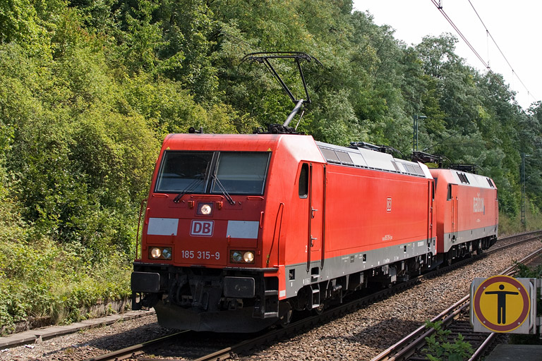 185 315 und 152 058 als Tfzf 67177 bei km 14,2 (Juli 2012)