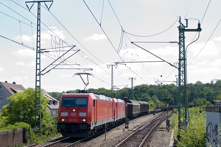 185 319 und 185 308 mit EZ 44696 bei km 16,8 (August 2012)