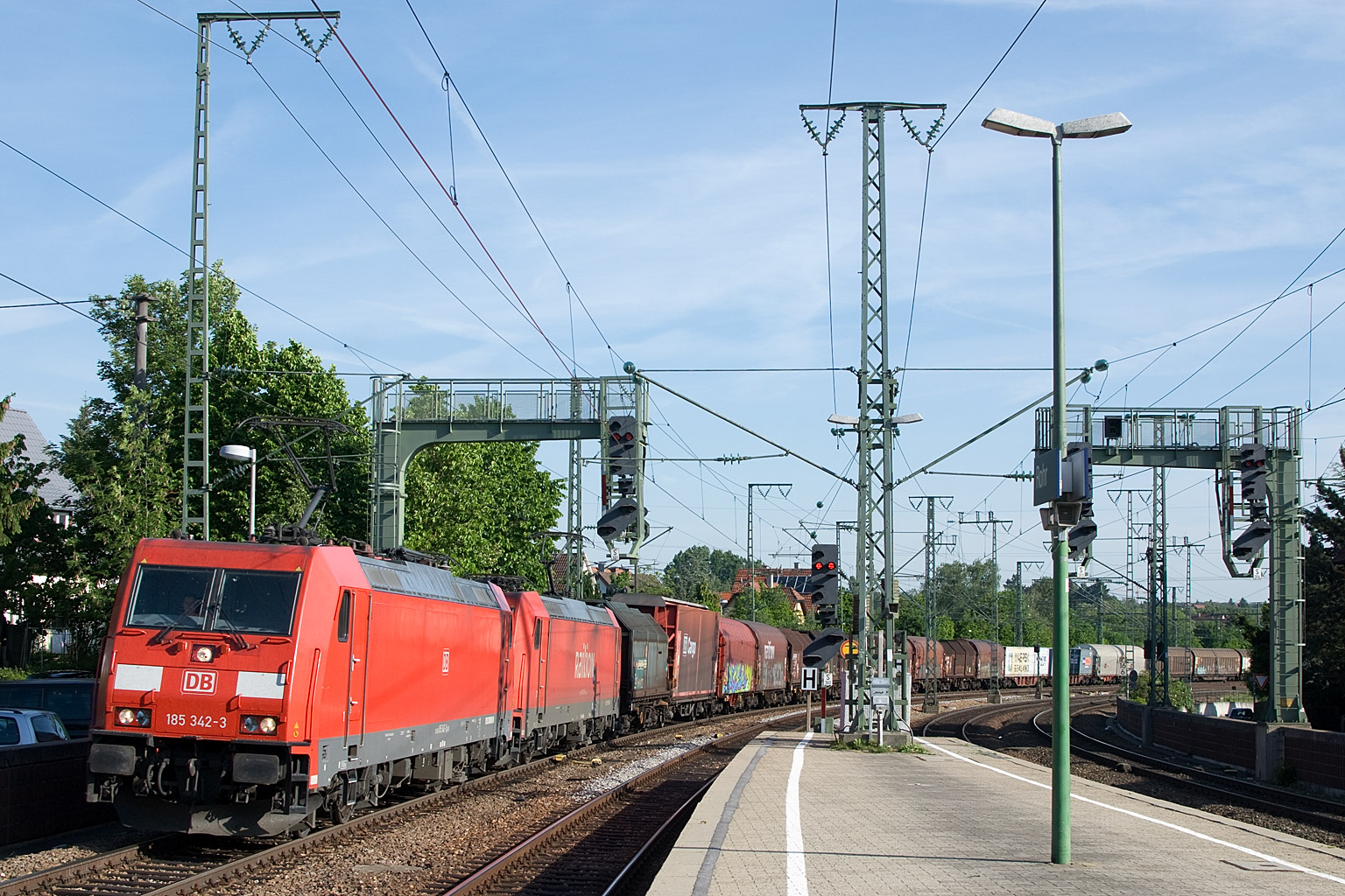 185 342 und 185 216 mit EK 56171 bei km 16,6 (Mai 2012)