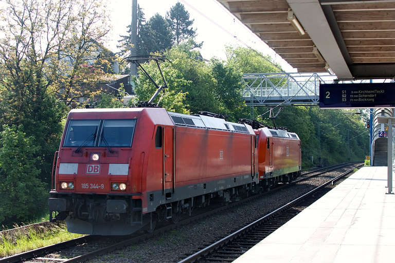 185 344 und 185 128 bei km 14,2 (Mai 2012)