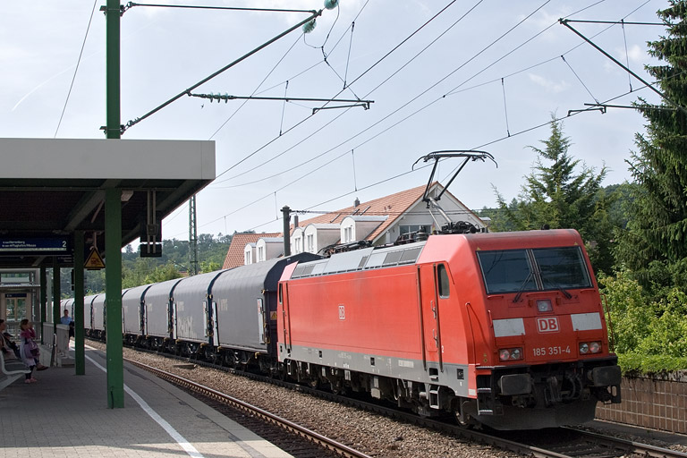 185 351 mit GM 49225 bei km 16,8 (Juni 2012)