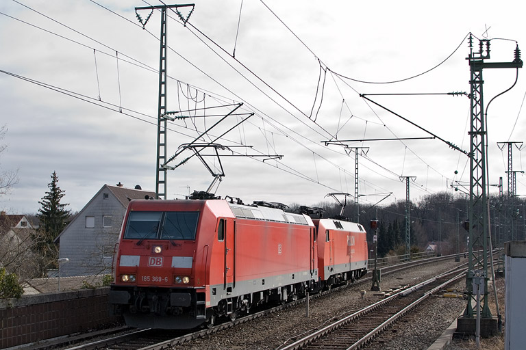 185 369 und 152 101 bei km 16,8 (Februar 2012)