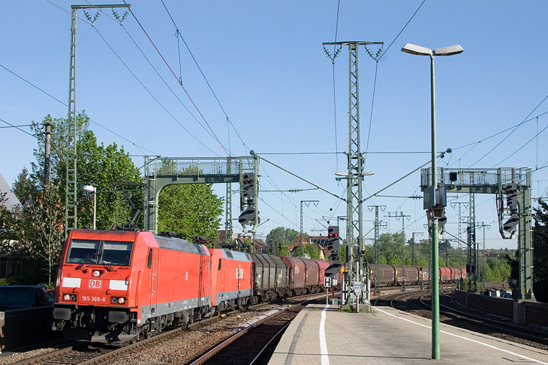 185 369 und Lok der Baureihe 152 mit EK 56171 bei km 16,6 (Mai 2012)