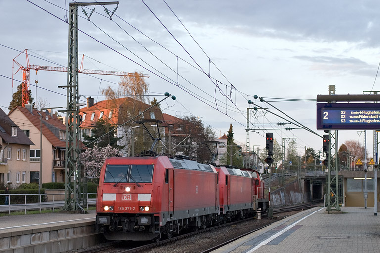 185 371, Lok der Baureihe 185 und 294 811 als EK 56181 bei km 15,6 (April 2012)