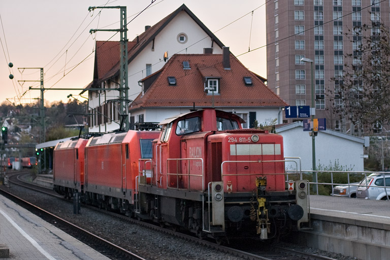 185 371, Lok der Baureihe 185 und 294 811 als EK 56181 bei km 15,6 (April 2012)