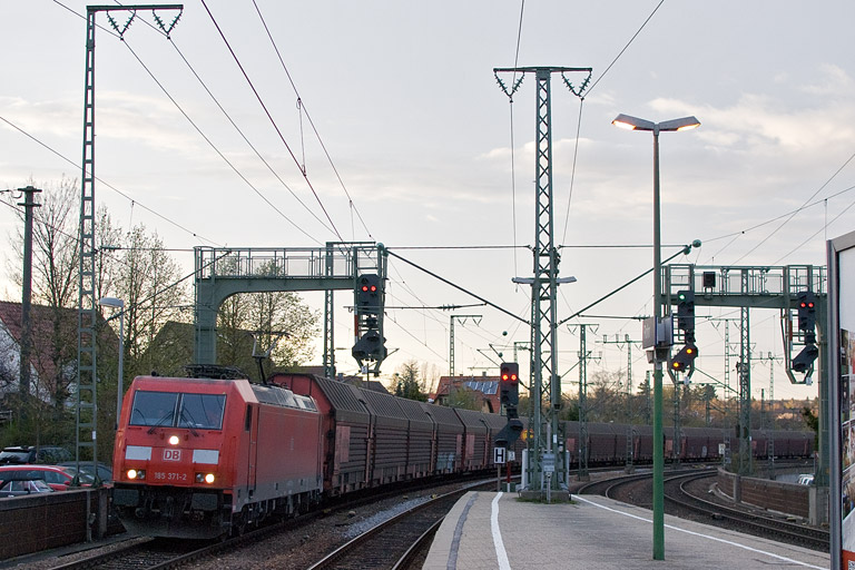 185 371 mit EK 56181 bei km 16,6 (April 2012)