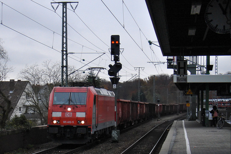 185 402 mit EK 56164 bei km 16,8 (November 2012)
