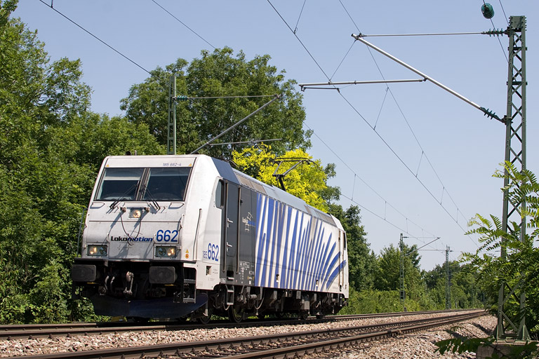 Lokomotion 185 662 als Tfzf(D) 94746 bei km 12,8 (Juli 2012)