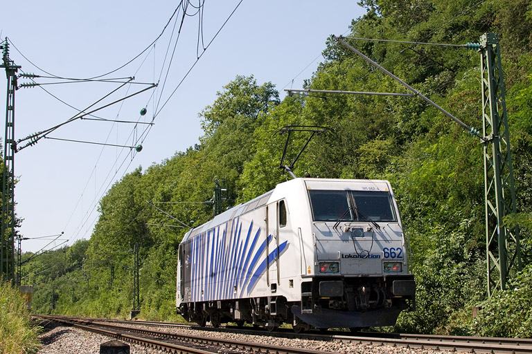 Lokomotion 185 662 als Tfzf(D) 94746 bei km 12,8 (Juli 2012)