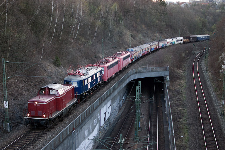 212 084, E18 047, 110 103 und 110 226 mit Lr 91342 bei km 13,8 (M&auml;rz 2012)
