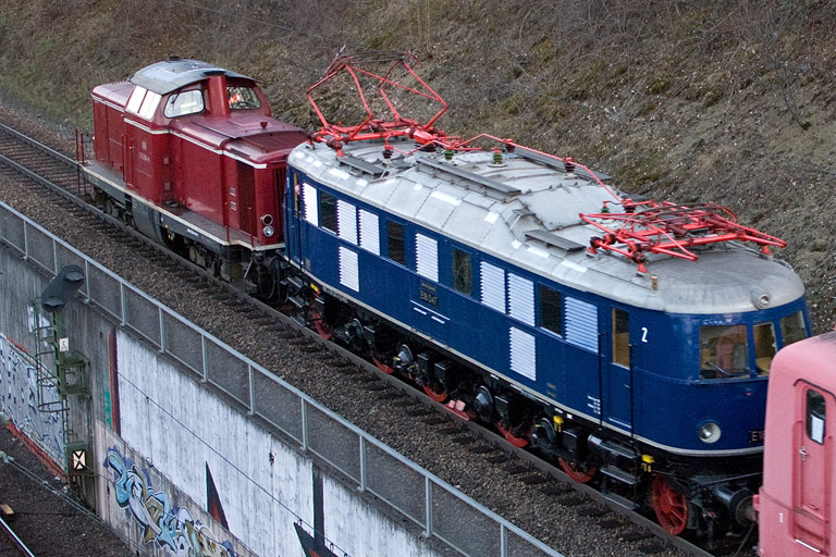 212 084 und E18 047 mit Lr 91342 bei km 14,0 (M&auml;rz 2012)