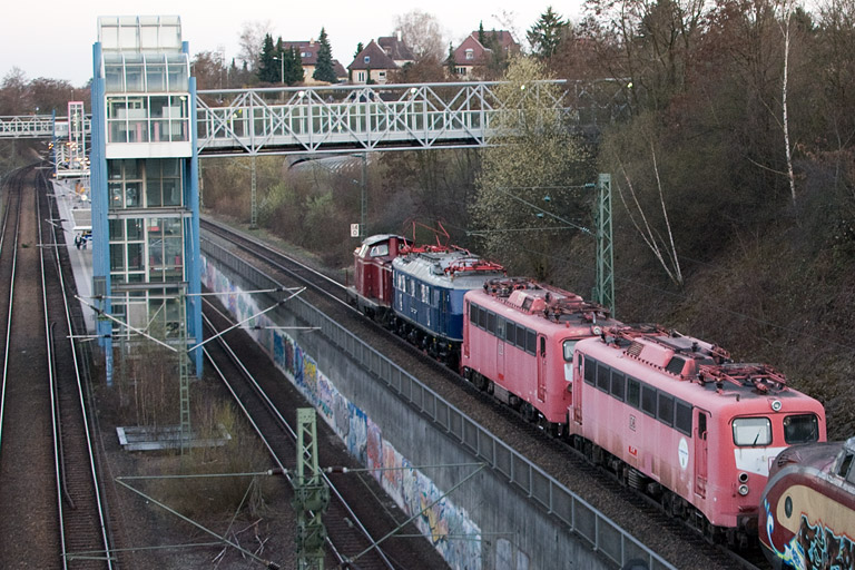 212 084, E18 047, 110 103 und 110 226 mit Lr 91342 bei km 14,0 (M&auml;rz 2012)