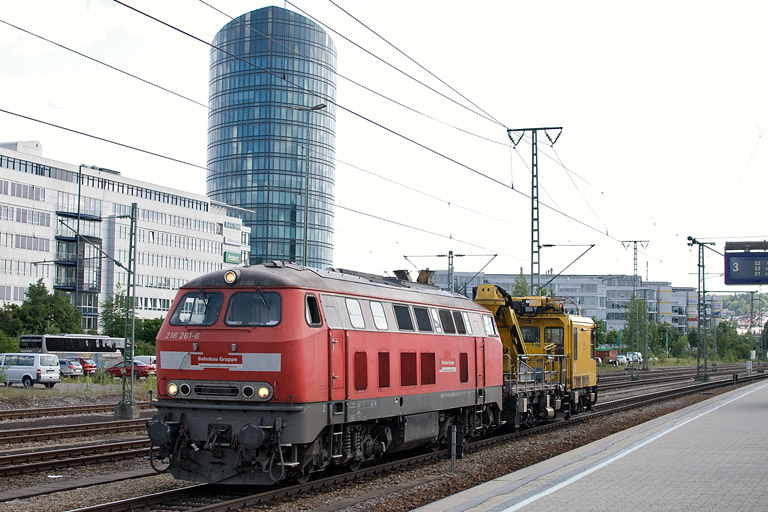 218 261 und 703 103 mit BauZ 93208 bei km 15,6 (Juni 2012)