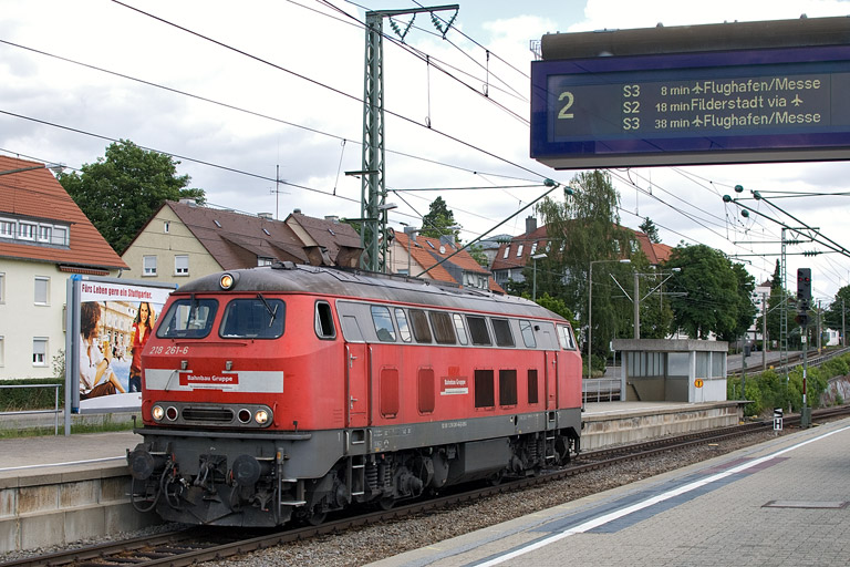 218 261 mit Tfzf(K) 93207 bei km 15,6 (Juni 2012)