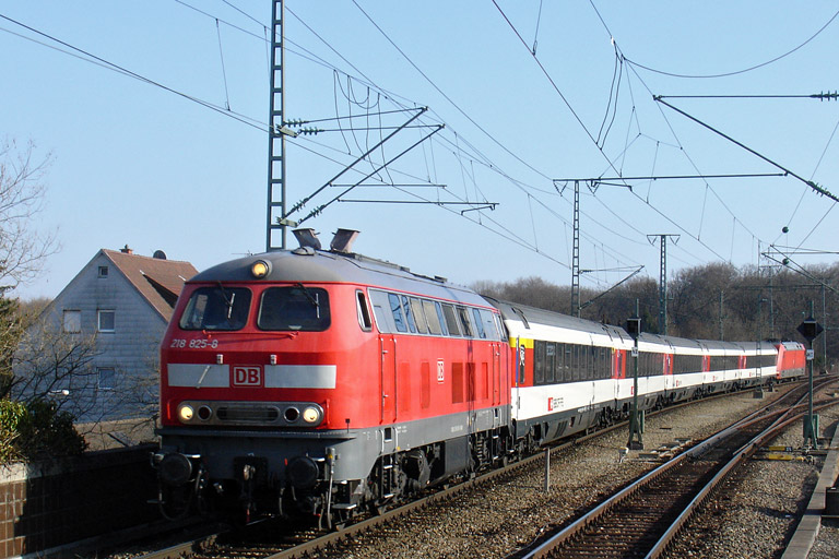 218 825 mit IC 186 bei km 16,8 (M&auml;rz 2012)