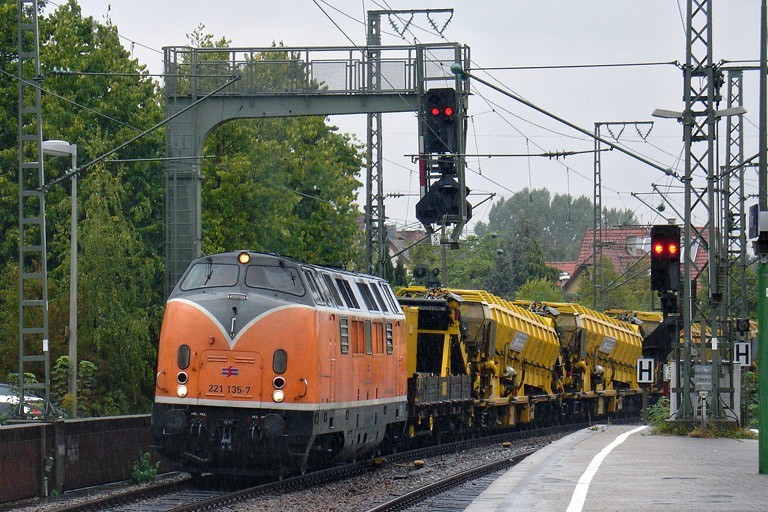 221 135 mit DBV 94815 bei km 16,6 (August 2012)