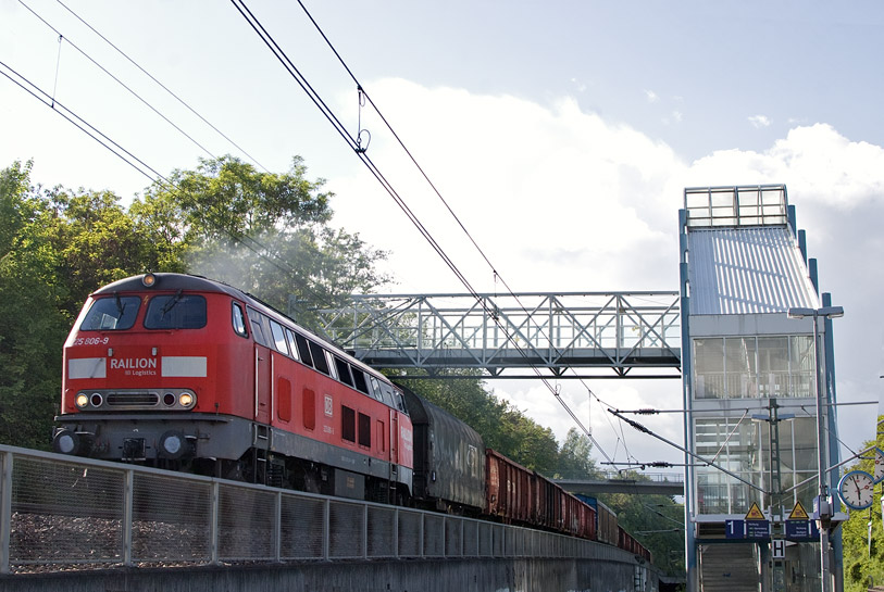 225 806 mit EK 56173 bei km 14,0 (Mai 2012)
