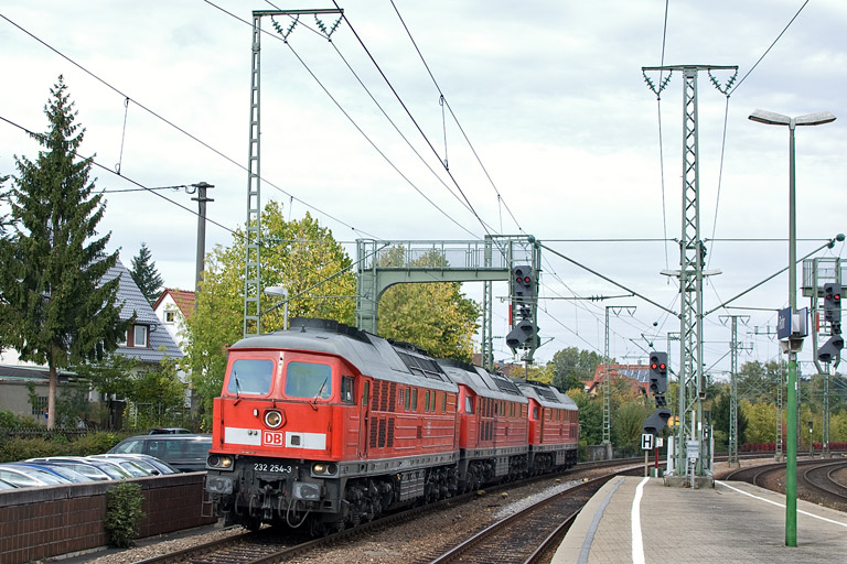 232 254, Lok der Baureihe 232 und 233 373 bei km 16,6 (Oktober 2012)