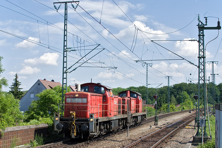 294 779 und 294 824 als T 77044 bei km 16,8 (Mai 2012)