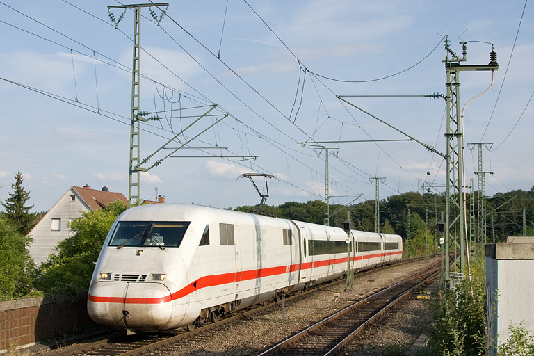 402 009/808 009 mit LPF-T 93047 bei km 16,8 (August 2012)