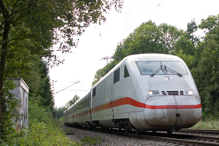 402 009/808 009 mit LPF-T 94455 bei km 22,2 (August 2012)