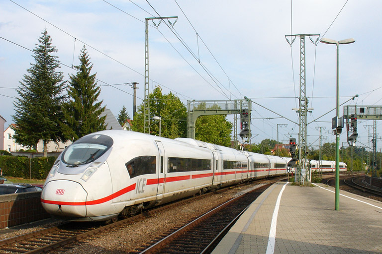 Baureihe 407 (Tz 4709) als LPFT-W 94010 bei km 16,6 (September 2012)