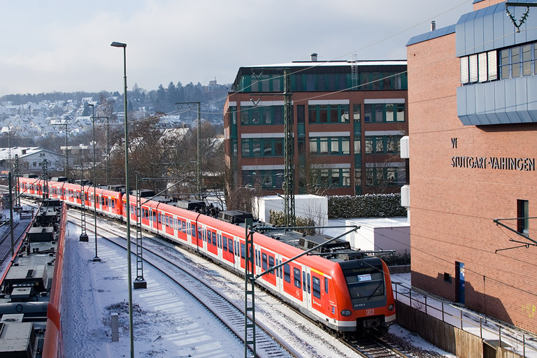 423 811 und 423 836 bei km 16,0 (Dezember 2012)