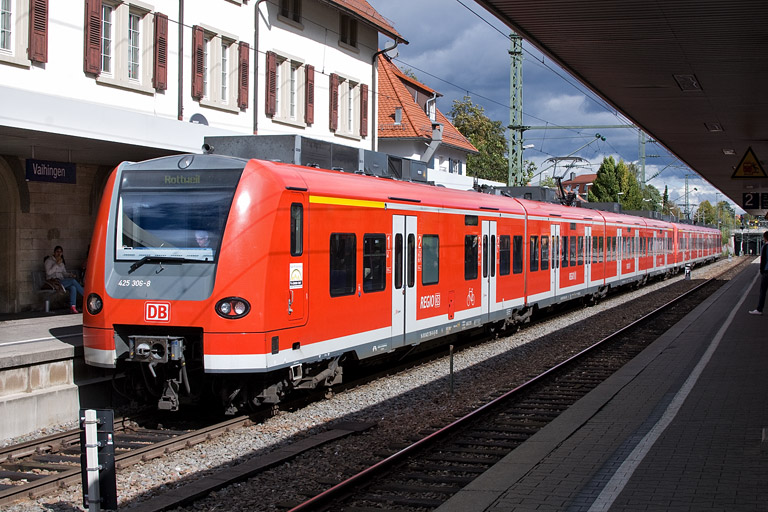 425 306 vor Fahrtbeginn als RE 19089/19589 bei km 15,6 (September 2012)