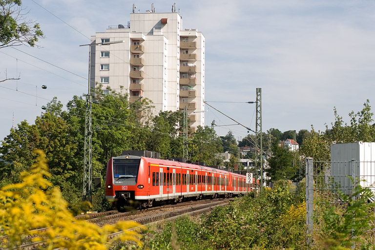 425 814 als RE 19092 bei km 8,2 (August 2012)