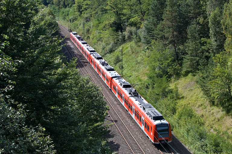 Baureihe 425, 426 und 426 als RE 19091/19591 bei km 20,6 (August 2012)