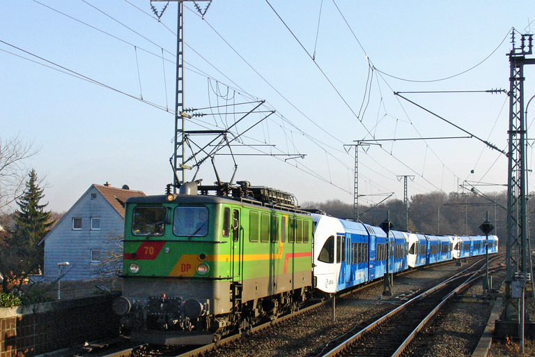 EGP-Lok DP 70 (ex-DR 142 103) mit DbZ 95606 bei km 16,8 (November 2012)