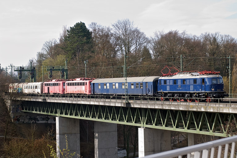 E18 047 mit Lr 91343 bei km 14,6 (M&auml;rz 2012)