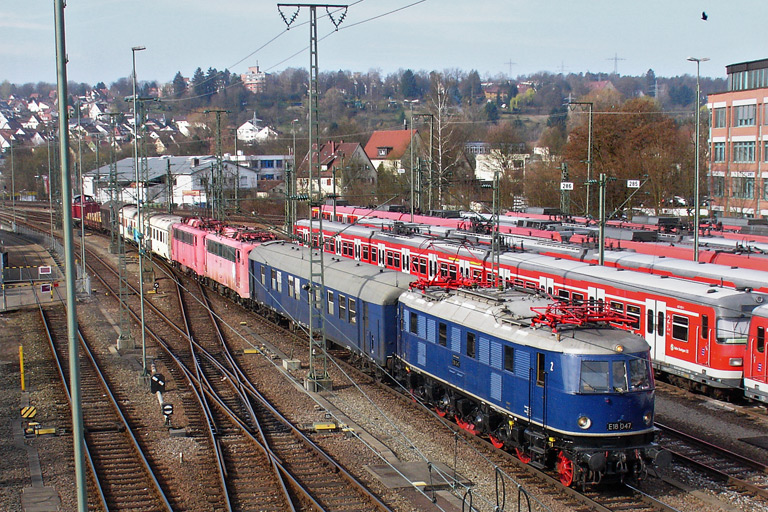 E18 047 mit Lr 91343 bei km 16,0 (M&auml;rz 2012)