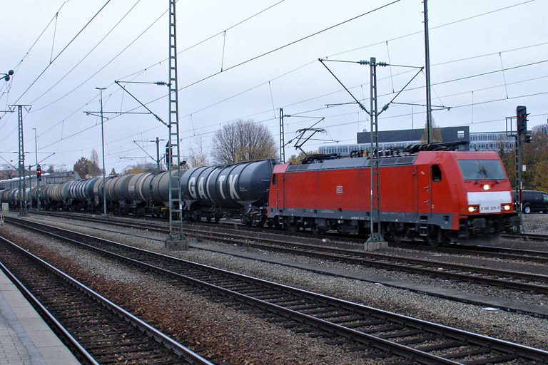 E186 329 mit GC 62503 bei km 15,6 (November 2012)