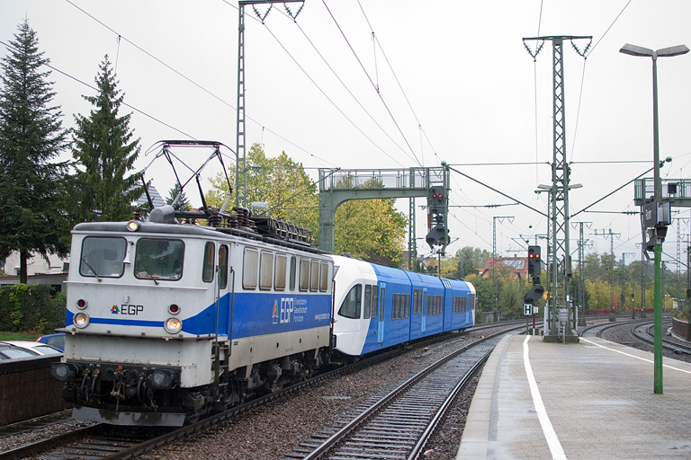 EGP-Lok (ex-DR 142 126) bei km 16,6 (Oktober 2012)