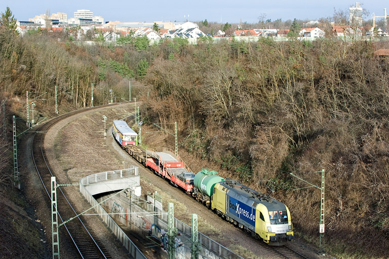 ES 64 U2-015 mit DbZ 20411 bei km 13,8 (Dezember 2012)