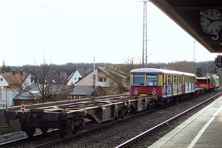 ES 64 U2-015 mit DbZ 20411 bei km 16,8 (Dezember 2012)