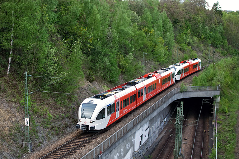 GTW 2/8 und GTW 2/6 als Tfzf (D) 42440 bei km 13,8 (Mai 2012)
