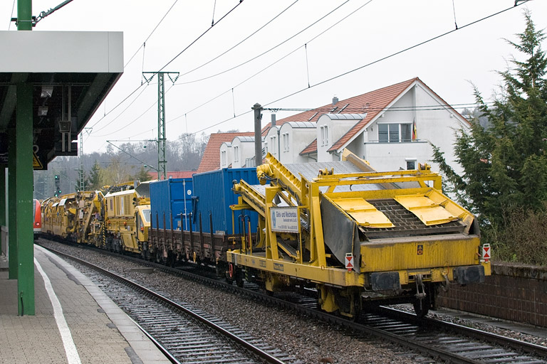 Locon 205 (ex-DB 212 263) und Locon 206 (ex-DB 212 095) bei km 16,8 (April 2012)