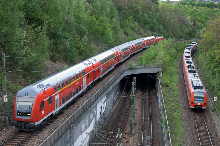 RE 19047 und Baureihe 425 als RE 19094 bei km 13,8 (Mai 2012)